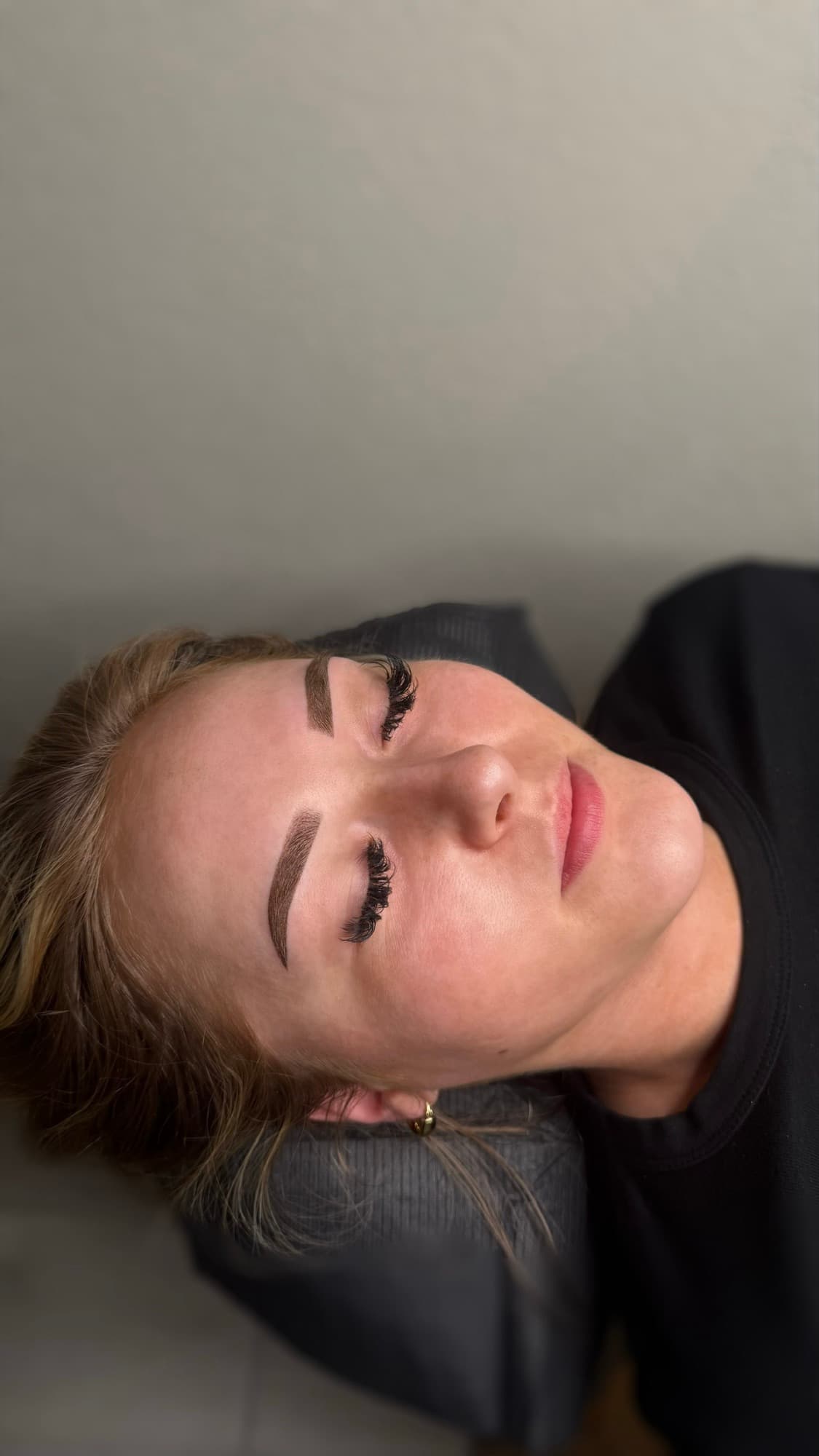 Dezelfde wenkbrauwen na de behandeling, vol en doorlopend van kop tot staart.