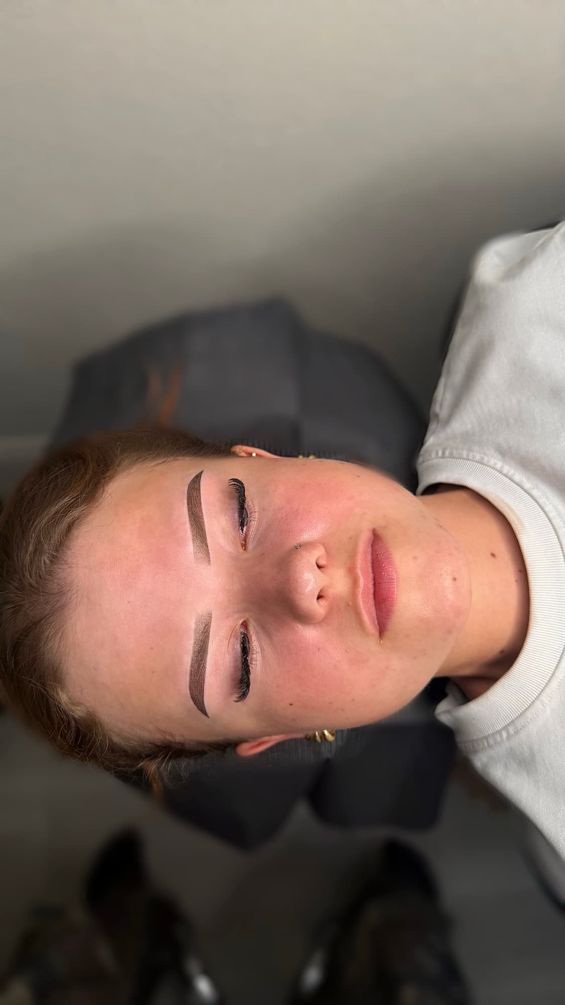 Dezelfde wenkbrauwen na de behandeling, met een duidelijke vorm en staart.